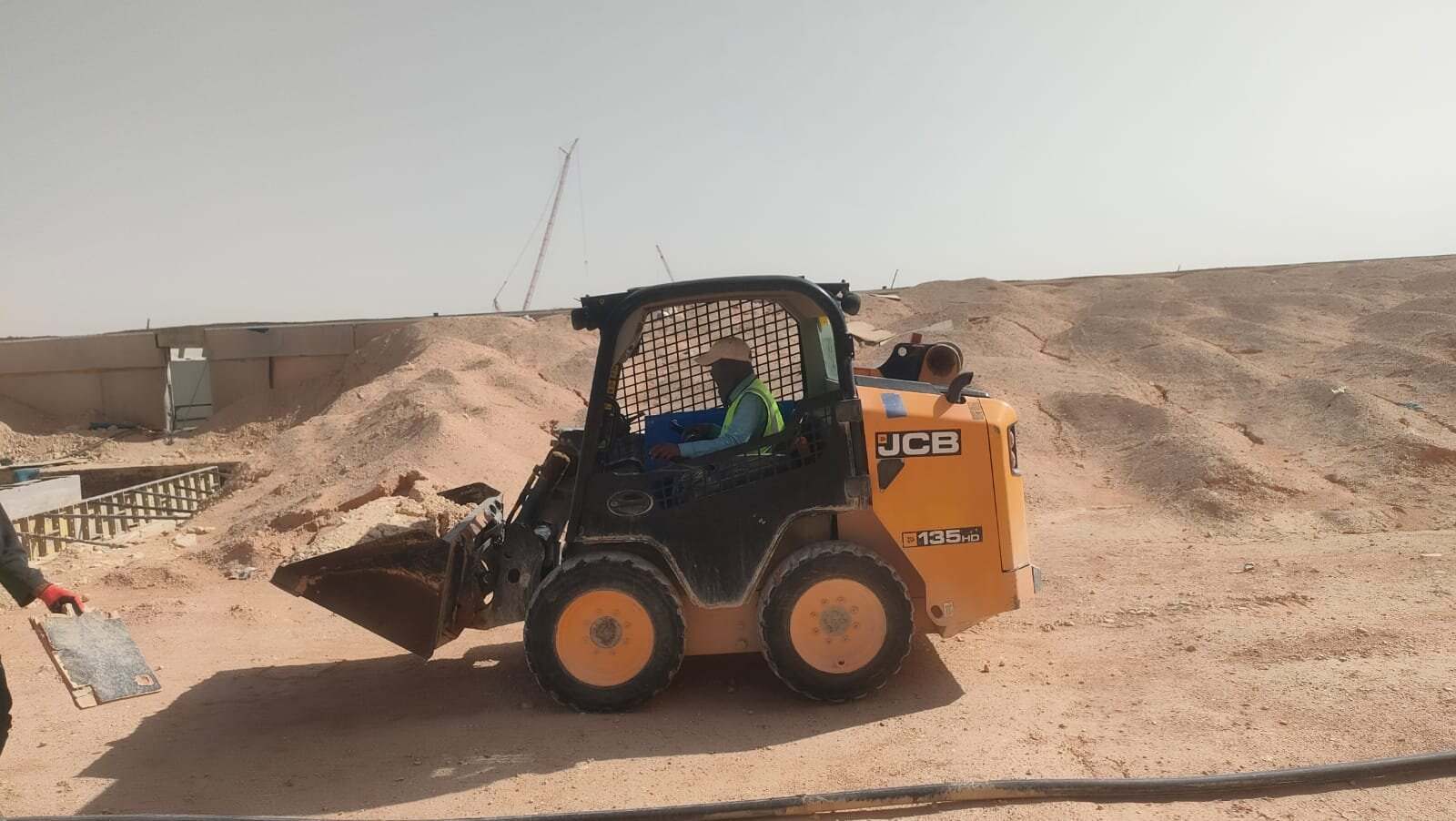 معدات فريق جرين جروث في موقع العمل